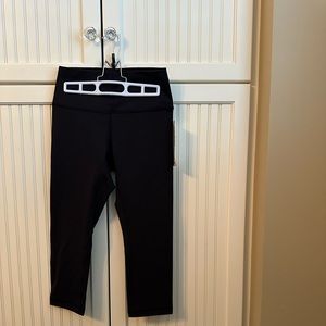 NWT - Lululemon - Women's Wunder Under Crop High-Rise 21" -Color: Black -Size: 8